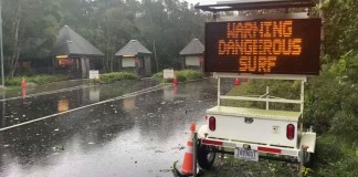 Una señal advierte sobre las condiciones climáticas en una calle del Parque Nacional Acadia.