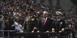 De izquierda a derecha, el comandante Luis Cresencio Sandoval; el presidente de México, Andrés Manuel López Obrador y el almirante Rafael Ojeda Durán, secretario de Marina. Foto La Hora/AP