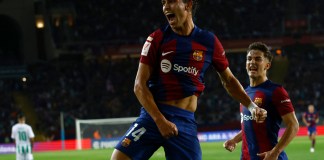 Joao Felix del Barcelona celebra tras anotar el primer gol de la goleada de su equipo ante el Real Betis en la liga española el sábado 16 de septiembre del 2023.