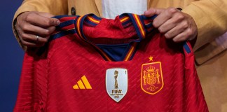 La nueva seleccionadora femenina absoluta de España, Montse Tomé, sostiene una camiseta del equipo en su presentación oficial, en la sede de la Federación Española de Fútbol en Las Rozas, Madrid.