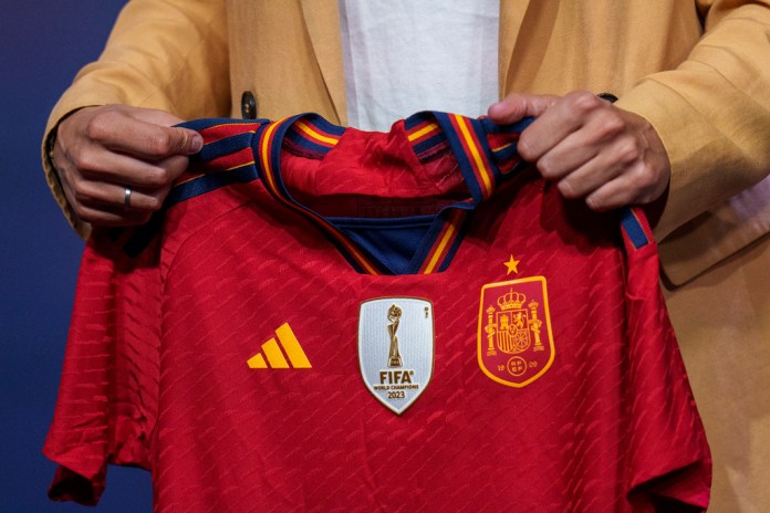 La nueva seleccionadora femenina absoluta de España, Montse Tomé, sostiene una camiseta del equipo en su presentación oficial, en la sede de la Federación Española de Fútbol en Las Rozas, Madrid.