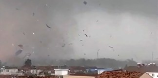 El tornado en Suqian, en la provincia Jiangsu, China, el 19 de septiembre de 2023. Foto tomada de video.