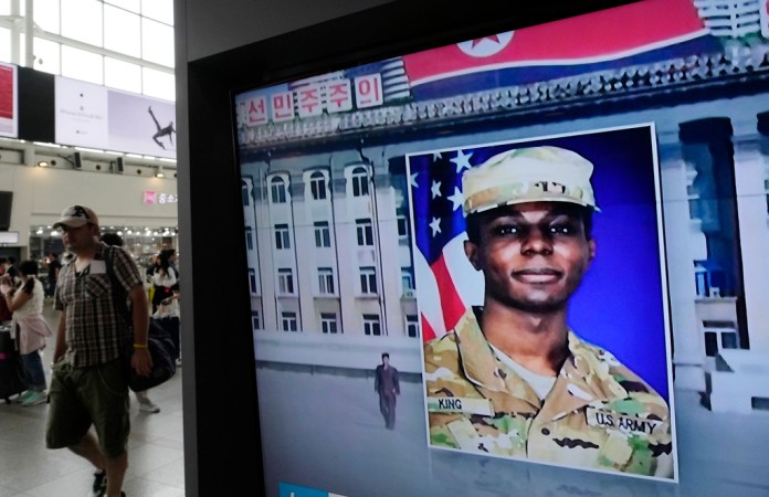 Una televisora muestra una imagen de archivo del soldado estadounidense Travis King durante un programa noticioso visto en la estación de tren de Seúl, Corea del Sur, el 16 de agosto de 2023.