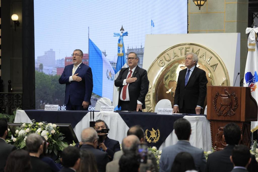 Giammattei, Arévalo y Almagro durante la segunda reunión de transición de gobierno. 