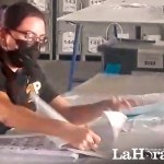 En un vídeo se puede observar como una fiscal del Ministerio Público realiza un conteo de las papeletas blancas, pertenecientes al binomio presidencial.