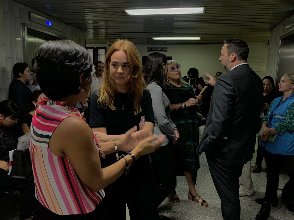 Claudia González recibe muestras de solidaridad del cuerpo diplomático.