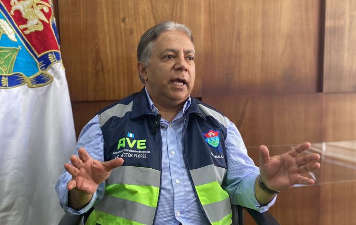 El gerente de Emetra, Héctor Flores, explica el servicio que brindarán los nuevos buses. Foto: La Hora / Archivo