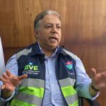 El gerente de Emetra, Héctor Flores, explica el servicio que brindarán los nuevos buses. Foto: La Hora / Archivo