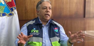 El gerente de Emetra, Héctor Flores, explica el servicio que brindarán los nuevos buses. Foto: La Hora / Archivo