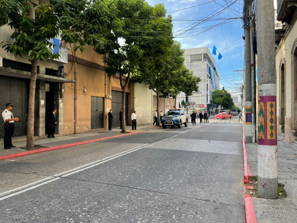 Agentes de la PNC resguaran los bloqueos previo a la sesión solemne de las 10:00 horas. 