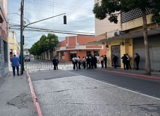 Cierre sobre la 8a avenida, frente al Congreso de la República.