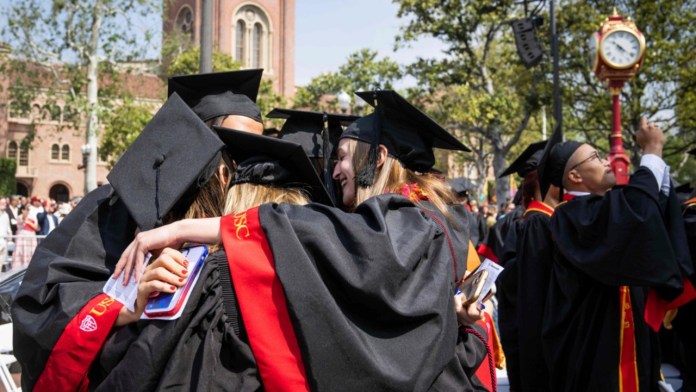 Estudiantes festejan su graduación en la Universidad del Sur de California en Los Ángeles. Foto La Hora/AP
