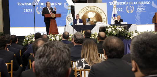 El proceso de transición de mando entre el presidente Alejandro Giammattei y el presidente electo Bernardo Arévalo, junto a Luis Almagro, secretario general de la OEA. Foto La Hora/Presidencial