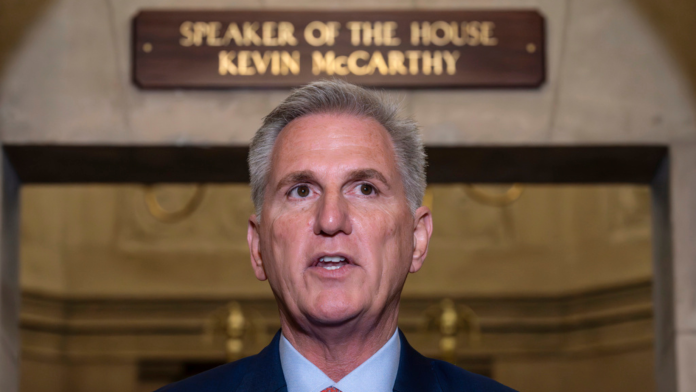 El presidente de la Cámara de Representantes, el republicano Kevin McCarthy, habla en el Capitolio, Washington