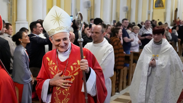 El cardenal Matteo Zuppi, presidente de la Conferencia Episcopal Italiana, saluda a los parroquianos después de oficiar misa en la Catedral de la Inmaculada Concepción en Moscú, 29