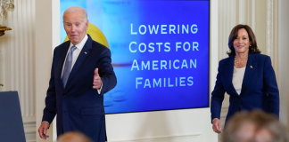 El presidente Joe Biden, seguido de la vicepresidenta Kamala Harris, llega para hablar durante un evento sobre los costos de los medicamentos recetados. Foto La Hora