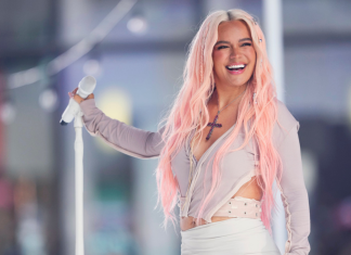 Karol G durante su presenntacion en el programa "Today" de NBC en la Plaza Rockefeller