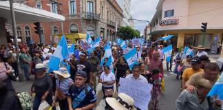 Cientos de guatemaltecos se concentran en las principales calles de la zona 1 de la capital.