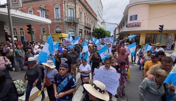 Cientos de guatemaltecos se concentran en las principales calles de la zona 1 de la capital.