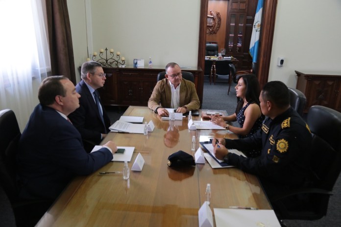 Funcionarios de EE. UU. abordan en conjunto con el Ministro de Gobernación en cuanto al tema del narcotráfico.
