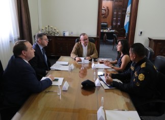 Funcionarios de EE. UU. abordan en conjunto con el Ministro de Gobernación en cuanto al tema del narcotráfico.