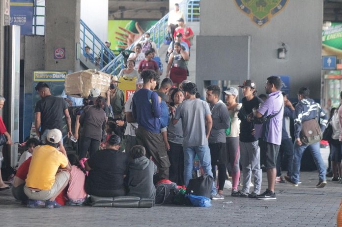 Migrantes de diferentes nacionalidades se mantienen en las instalaciones del CENMA. Foto La Hora/José Orozco