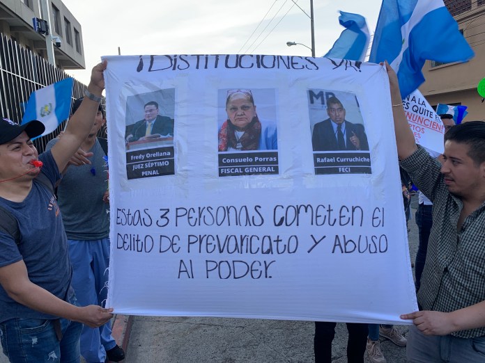 Ciudadanos exigen la renuncia de Porras, Curruchiche y Orellana. Créditos: La Hora / Diego España