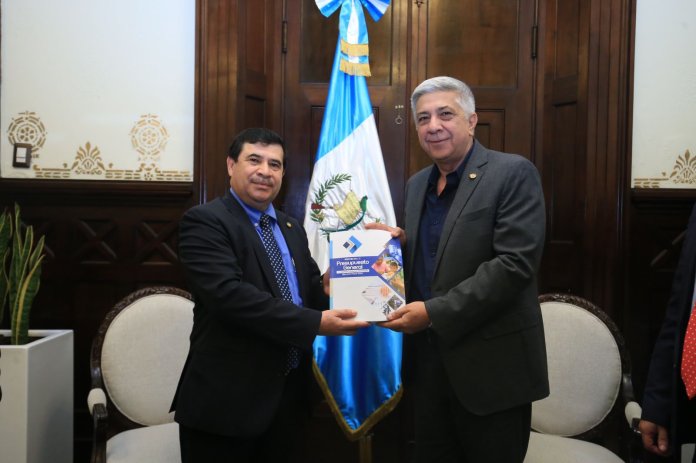 El ministro de Finanzas, Edwin Martínez, entrega el proyecto de Presupuesto 2024 al diputado Armando Melgar.