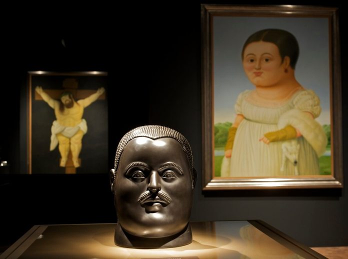 La obra de arte del artista colombiano Fernando Botero se exhibe en el Museo Bowers: "El mundo barroco de Fernando Botero", en Santa Ana, California, el 10 de septiembre de 2009, la primera gran retrospectiva estadounidense presentada por Botero en más de 30 años.