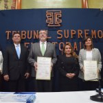 Magistrados del Tribunal Supremo Electoral (TSE) entregaron, este martes 5 de septiembre, las credenciales que certifican al binomio presidencial electo a Bernardo Arévalo y Karin Herrera. Foto: Semilla