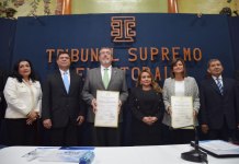 TSE: Proceso electoral concluyó en 2023, resultados y adjudicación de cargos son inalterables Magistrados del Tribunal Supremo Electoral (TSE) entregaron, este martes 5 de septiembre, las credenciales que certifican al binomio presidencial electo a Bernardo Arévalo y Karin Herrera. Foto: Semilla