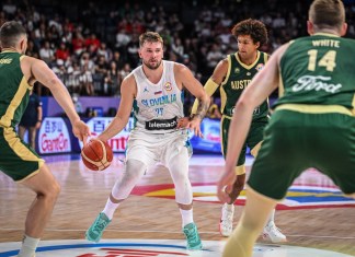 Luka Doncic (C) de Eslovenia dribla el balón durante el partido del grupo K de la Copa Mundial de Baloncesto FIBA ​​entre Eslovenia y Australia en el Okinawa Arena en Okinawa el 1 de septiembre de 2023.