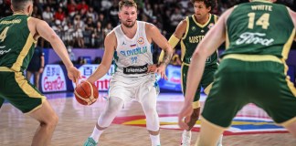 Luka Doncic (C) de Eslovenia dribla el balón durante el partido del grupo K de la Copa Mundial de Baloncesto FIBA ​​entre Eslovenia y Australia en el Okinawa Arena en Okinawa el 1 de septiembre de 2023.