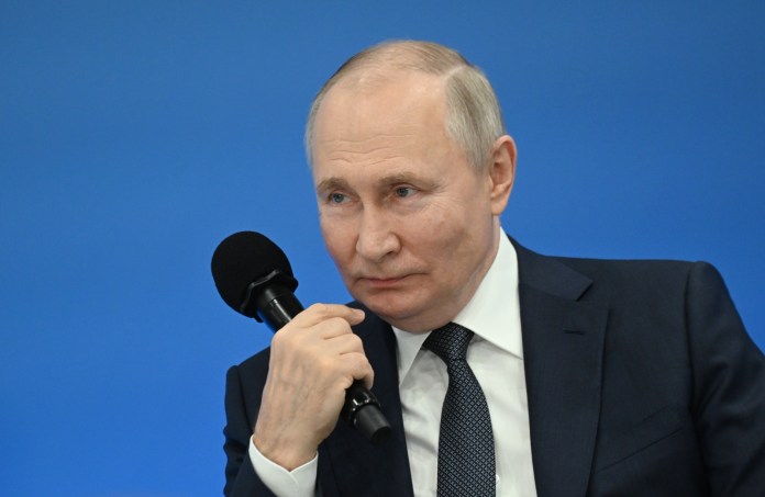 En esta fotografía de la piscina distribuida por la agencia Sputnik, el presidente ruso Vladimir Putin habla con escolares durante una conferencia llamada 