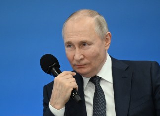 En esta fotografía de la piscina distribuida por la agencia Sputnik, el presidente ruso Vladimir Putin habla con escolares durante una conferencia llamada "Conversaciones importantes" en Solnechnogorsk, en la región de Moscú.