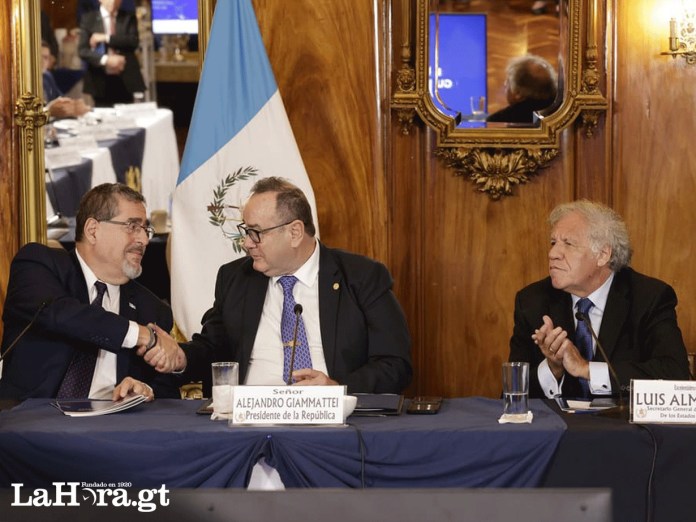 El presidente Alejandro Giammattei y el presidente electo, Bernardo Arévalo durante la reunión del proceso de transición en casa presidencial.