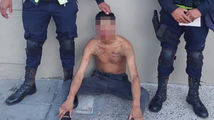 En el video se observa cómo un agente con uniforme de la Policía Municipal de Mixco, que implementó Bran, mantenía a un hombre en el suelo.