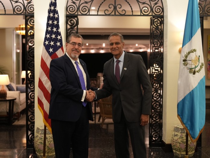 El Subsecretario de Estados Unidos Richard Verma sostuvo un encuentro con el presidente electo Bernardo Arévalo.