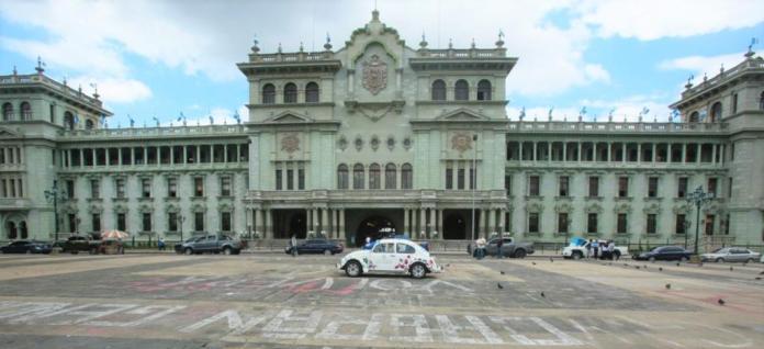 El Escarabajo también realizó un recorrido por el Centro Histórico, y paso frente al Palacio Nacional. 