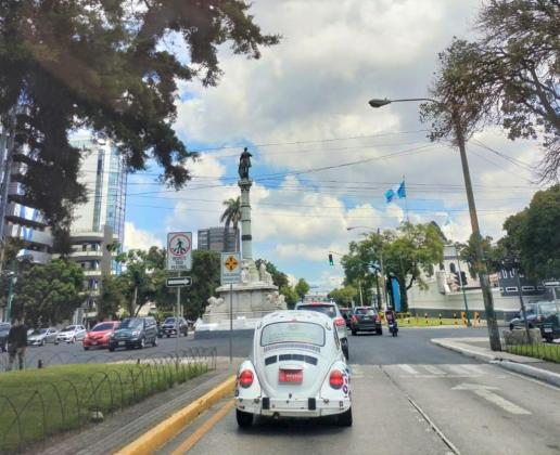 El Escarabajo por la avenida Reforma en la zona 9 de la capital.