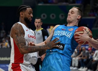 El esloveno Klemen Prepelic (R) sostiene el balón durante el partido de cuartos de final de la Copa Mundial de Baloncesto FIBA ​​entre Canadá y Eslovenia en el Mall of Asia Arena de Manila el 6 de septiembre de 2023.