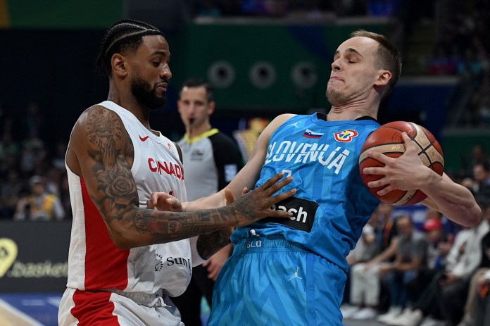 El esloveno Klemen Prepelic (R) sostiene el balón durante el partido de cuartos de final de la Copa Mundial de Baloncesto FIBA ​​entre Canadá y Eslovenia en el Mall of Asia Arena de Manila el 6 de septiembre de 2023.
