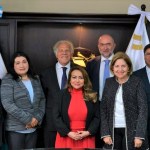 Los magistrados del Tribunal Supremo Electoral junto a el secretario general de la Organización de los Estados Americanos (OEA), Luis Almagro. Foto La Hora/TSE