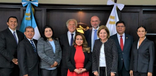 Los magistrados del Tribunal Supremo Electoral junto a el secretario general de la Organización de los Estados Americanos (OEA), Luis Almagro. Foto La Hora/TSE