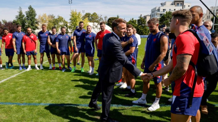 El presidente de Francia Emmanuel Macron (segundo a la derecha) saluda al equipo de Francia en su concentración previo al Mundial de Rugby, en Rueil-Malmaison