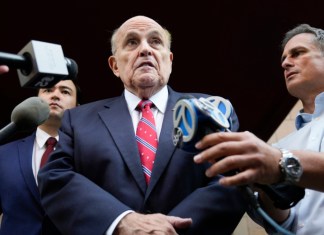 El exalcalde de Nueva York, Rudy Giuliani, habla con la prensa al salir de su residencia en Nueva York,