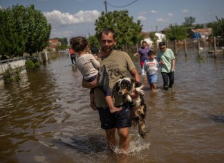 Los servicios de rescate griegos intentaban llegar a decenas de aldeanos en el centro de Grecia el 7 de septiembre de 2023. Después de tormentas mortales que provocaron que en 24 horas cayera allí más de un año de lluvia.