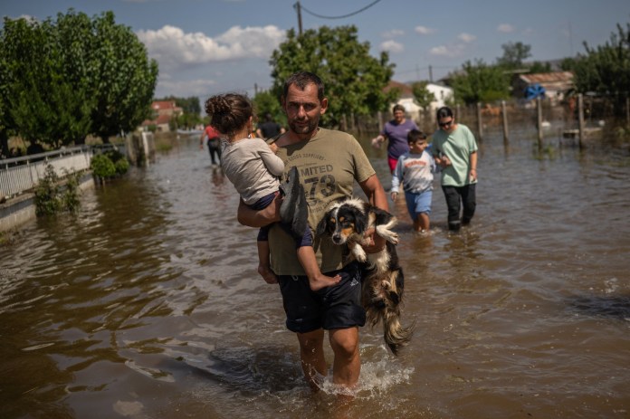 Los servicios de rescate griegos intentaban llegar a decenas de aldeanos en el centro de Grecia el 7 de septiembre de 2023. Después de tormentas mortales que provocaron que en 24 horas cayera allí más de un año de lluvia.