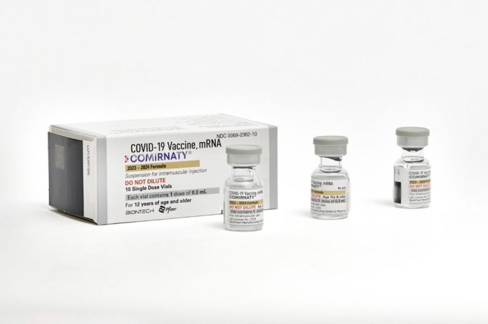 En esta foto difundida por Pfizer en septiembre de 2023 se muestran ampolletas de una sola dosis de la vacuna actualizada de la compañía contra el COVID-19 para adultos.
