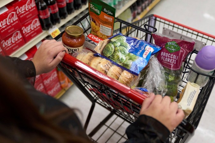 Una persona haciendo compras en un supermercado en Bellflower, California, el 13 de febrero de 2023.